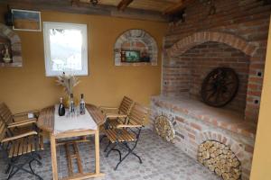 Habitación con mesa y horno de ladrillo. en Green Gold en Čaglin