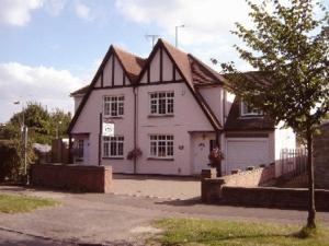 a large white house with a large driveway at Leverton House in Cambridge