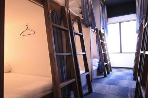 Habitación con 2 literas y ventana en BEE-HIVE巣鴨(Sugamo)【男性専用・Male Only】 en Tokio