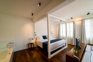 Un pat sau paturi într-o cameră la Grand Hotel Urban