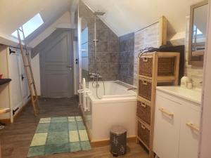 Gallery image of Les 2 chaumières avec piscine in Épinay +68 photos
