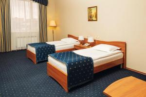 pokój hotelowy z 2 łóżkami i oknem w obiekcie Hotel Aliance w mieście Orsk
