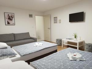 Posteľ alebo postele v izbe v ubytovaní Grafit Apartmanok