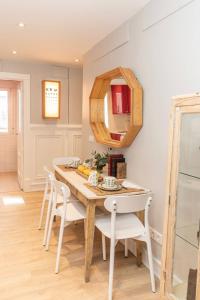 a dining room with a table and white chairs at Apartamentos Principe 7 in Madrid