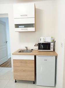 Kuchyňa alebo kuchynka v ubytovaní Grafit Apartmanok