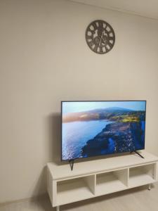 TV a/nebo společenská místnost v ubytování Nika Apartments