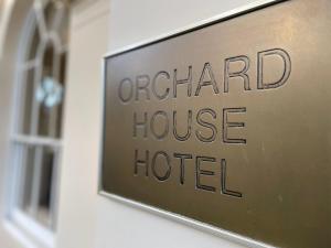 um sinal que lê o hotel orient house num edifício em Orchard Hotel em Londres