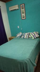 1 dormitorio con 1 cama con pared azul en Casa con Gran Patio in 