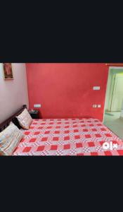 ジャイプールにあるHotel yesの赤いベッドルーム(チェッカーレッド付きのベッド付)
