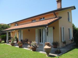 a house with a large vase in front of it at Casa Dangia in Ortonovo