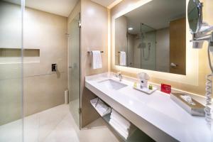 a bathroom with a sink and a shower at Metria Hotel in León