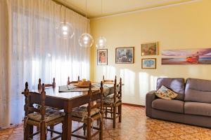 een woonkamer met een eettafel en een bank bij APARTMENT HOLIDAY VERSILIA in Camaiore