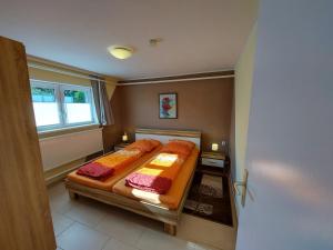 a bedroom with a bed and a window at Ferienwohnung Damshagen in Damshagen