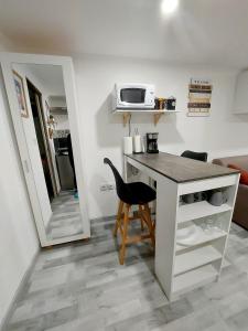 Habitación pequeña con escritorio y microondas. en Quiet and cosy studio near Cattenom, Luxembourg and Metz en Haute-Yutz