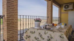 una mesa con un jarrón de flores en el balcón en Flor de la Jara, en Cobisa