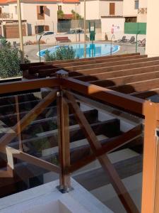 un conjunto de escaleras de madera que conducen a una piscina en Casa Los Majos, en Corralejo
