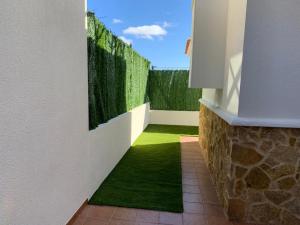 un balcón con césped verde en una casa en Casa Los Majos, en Corralejo