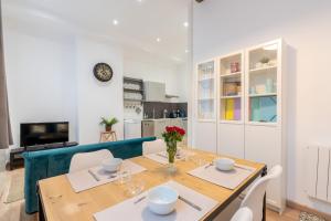 a kitchen and dining room with a wooden table and chairs at Blue Bail - T2 au calme - proche commerces in Douai