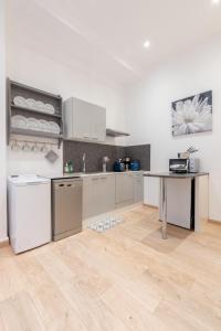 Kitchen o kitchenette sa Blue Bail - T2 au calme - proche commerces