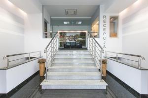 uma escada que leva até à frente de um edifício em HOTEL ŁABĘDY i Hostel Łabędy em Gliwice