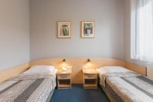 Postel nebo postele na pokoji v ubytování Hotel Łabędy + 24 fotografií