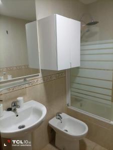 サン・イシドロにあるApartment Tenerife Sur San Isidroのバスルーム(洗面台、トイレ付)、キャビネットが備わります。