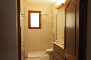 ein Badezimmer mit Dusche, Toilette und Waschbecken in der Unterkunft Maison Le Grand Verger in Goult + 48 Fotos