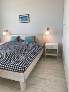 מיטה או מיטות בחדר ב-Apartament Błękitny przy Latarni