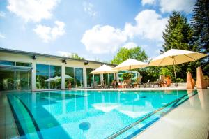 The swimming pool at or close to Thermenhotel Quellenhof