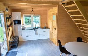 Kuchyňa alebo kuchynka v ubytovaní Domek w Górach Sowich "Go Sowie" Jacuzzi Basen Sauna