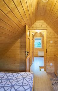 Posteľ alebo postele v izbe v ubytovaní Domek w Górach Sowich "Go Sowie" Jacuzzi Basen Sauna + 32 fotografií