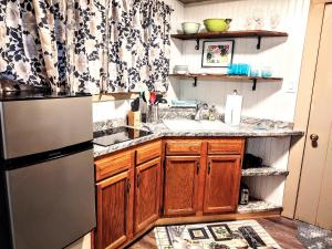 una cocina con fregadero y refrigerador en Edgewater Resort Cottage #1, en Hot Springs 67 fotos más