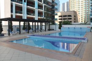 Kolam renang di atau dekat dengan Newly furnished One Bedroom Apartment next to Metro & Beach in Marina Residence
