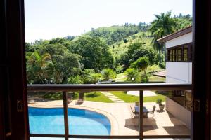 d'un balcon avec vue sur la piscine. dans l'établissement Pousada Costa Rielli, à Águas de Lindóia