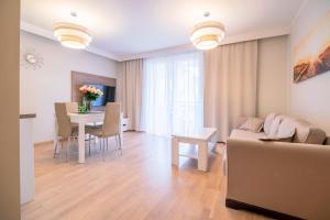 un soggiorno con divano e tavolo di Apartament Flores 3 Rezydencja Park Rodzinna - Mielno a Mielno