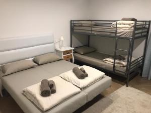 1 dormitorio con 2 camas y 1 litera en Casa Rural, Molí de les Pereres, en Penàguila