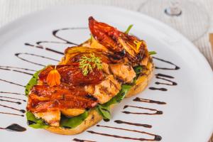 un plato de comida en un plato blanco en Verdegreen Hotel, en João Pessoa