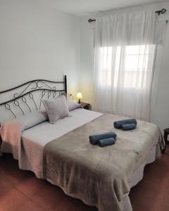 Säng eller sängar i ett rum på Apartamentos El Jablito