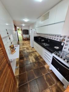 Nhà bếp/bếp nhỏ tại Casa Super Agradável, 250 metros da praia da Areia Preta, cinco quartos com ar, wifi, garagem, completa