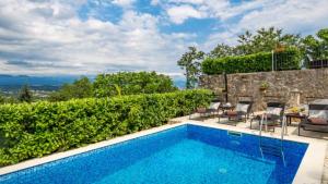 Bazén v ubytování TOTO I LALA nebo v jeho okolí