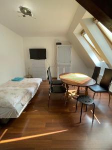 1 dormitorio con 1 cama, mesa y sillas en Apartament pod Stożkiem, en Sokołowsko