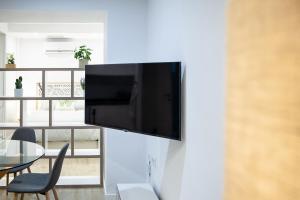 a flat screen tv hanging on a wall in a living room at Loft en el corazón de Cádiz con opción a Parking in Cádiz