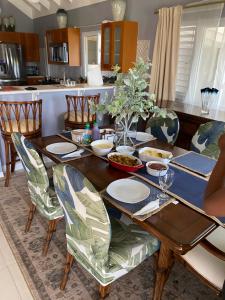 una mesa de comedor con platos de comida. en Breathtaking Villa At The Crest, en Richmond