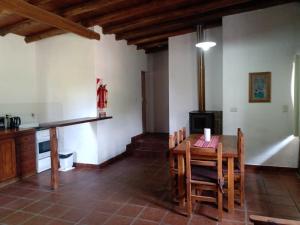 a kitchen and dining room with a table and chairs at Campo de los Zorros in Nono