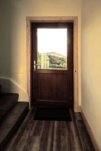 een deur met een raam in een kamer met een trap bij The Walk-up in Portree