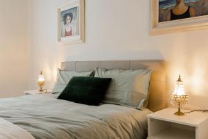 A bed or beds in a room at Gallery Art Apartment in San Frediano Még 7 kép