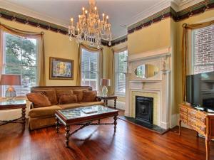 un soggiorno con divano e camino di Washington Square Manor a Savannah