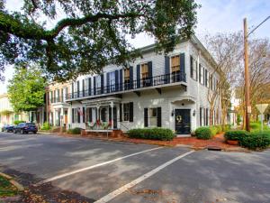 Casa bianca con balcone su una strada di Washington Square Manor a Savannah