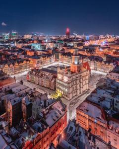 una vista aérea de una ciudad por la noche en Chillout Polna - Parking, en Poznan