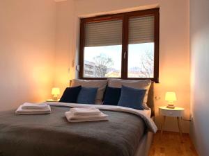 een slaapkamer met een groot bed en een raam bij BALTICUS uroczy apartament w Świnoujściu in Świnoujście